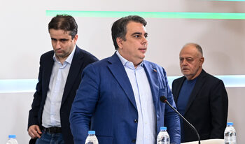 Заедно или поотделно: ден преди началото на новия парламент ПП-ДБ решава дали да се разцепи