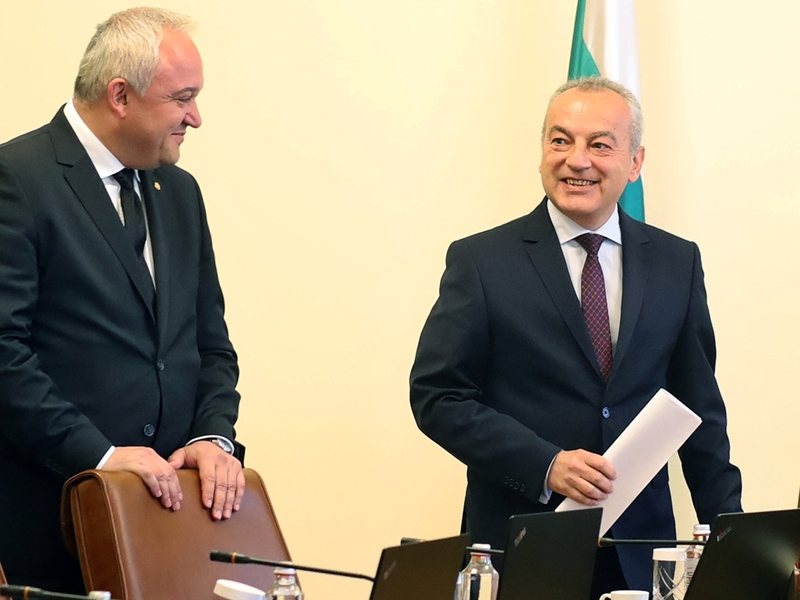 Гълъб Донев прекъсва серията жени начело на парламента?