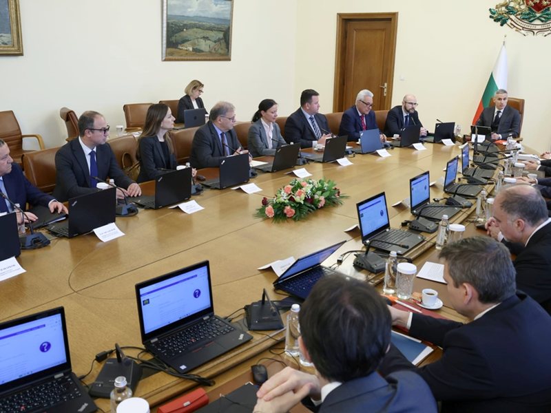 Спират се пари за саниране, за общините и европейски проекти, предупреди ББР, след като кабинетът извади 1,4 млрд. от банката (Обзор)
