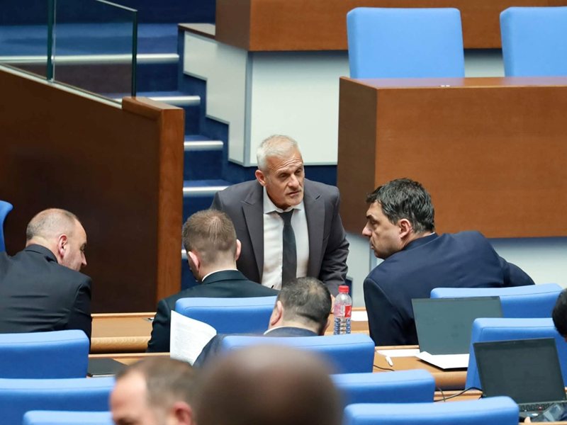 Депутатите трети път се зарекоха, но пак не замразиха заплатите си (Обзор)