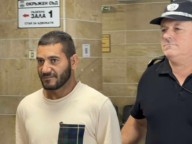 3 часа от записа на грабеж от казино в Белозем липсват, ще ги търсят