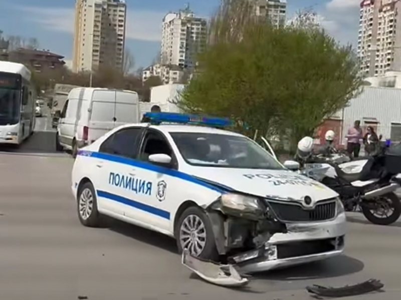 Катастрофа с патрулка на столичния бул. "Александър Малинов" (Видео)