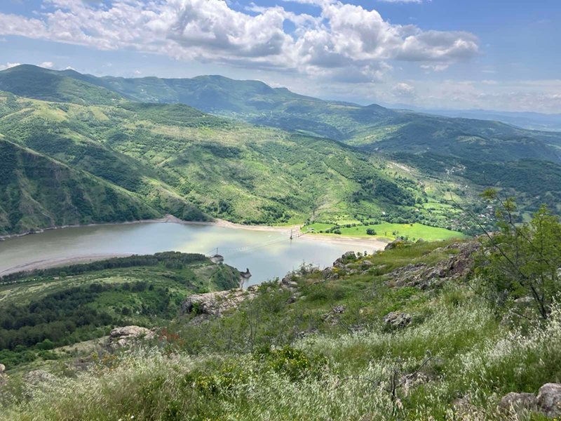 Юни започва с бури, завършва с летни жеги