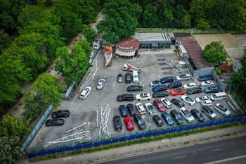 Столичната община премахна чадърите на автокъща "Капитолия"