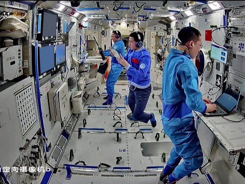 Астронавтите от „Шънджоу-21“ отправиха поздрав по повод Деня на Космоса