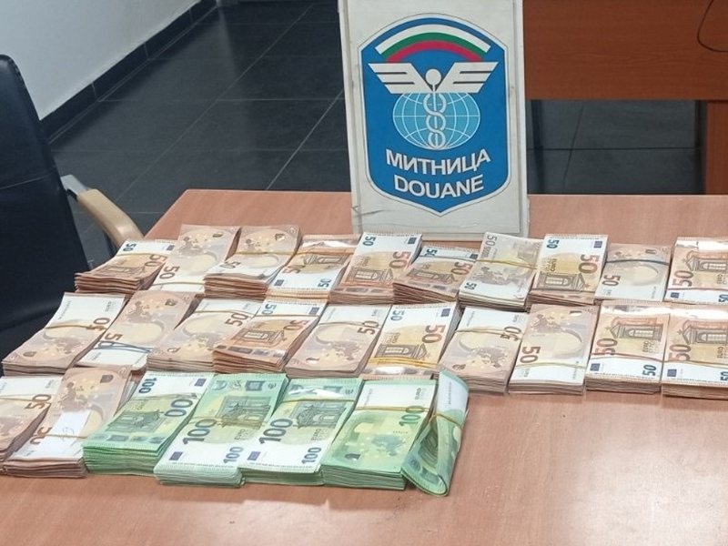 Задържаха над 96 000 евро на „Капитан Андреево“ при две проверки