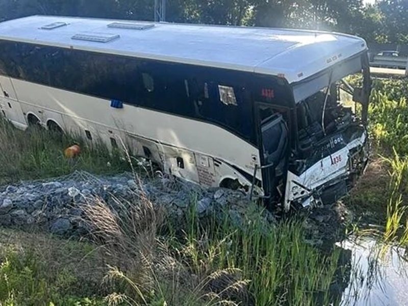 5 загинаха, след като автобус помете 6 коли в щата Вирджиния