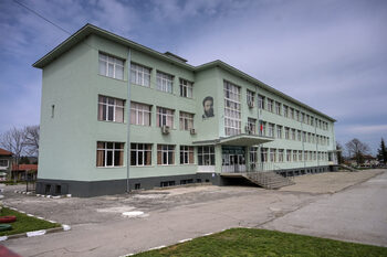 Полицията евакуира училища в пет града заради бомбени заплахи