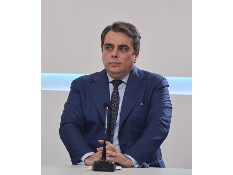 Асен Василев:Истинският въпрос на бюджета не
са 3% дефицит, а как ще се разпределят 7 млрд. евро