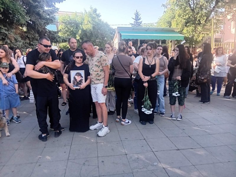 Родителите на загиналата при падане Ивана зоват за протест, защото съдът не арестува обвинения в убийството й Александър