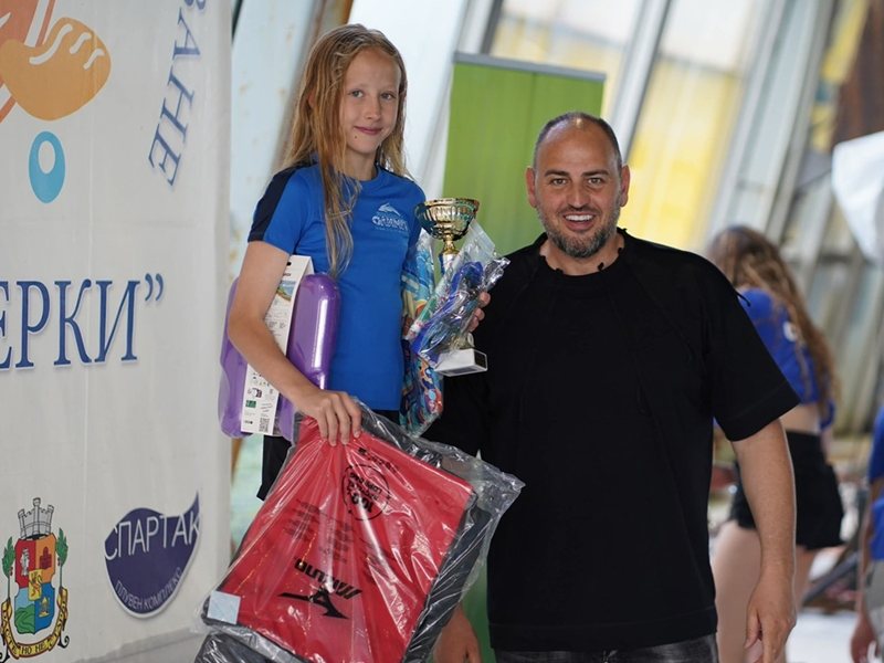 Вижте кои са най-добрите плувци на осмия турнир "Златоперки"