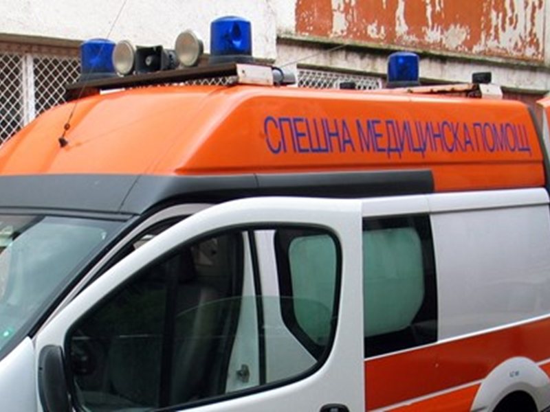 20-годишен шофьор се заби в стена, рани тежко себе си и още двама приятели