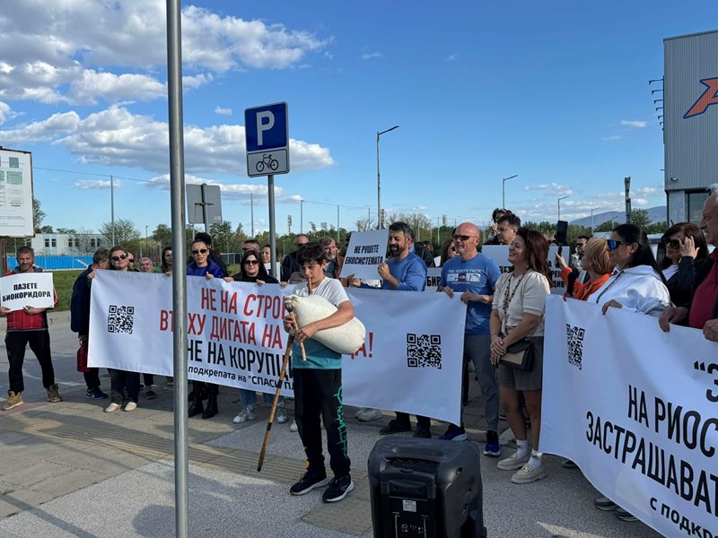 Протестиращи срещу строеж до дигата на Марица в Пловдив: Копае се за голяма и тежка сграда, а там е биокоридор