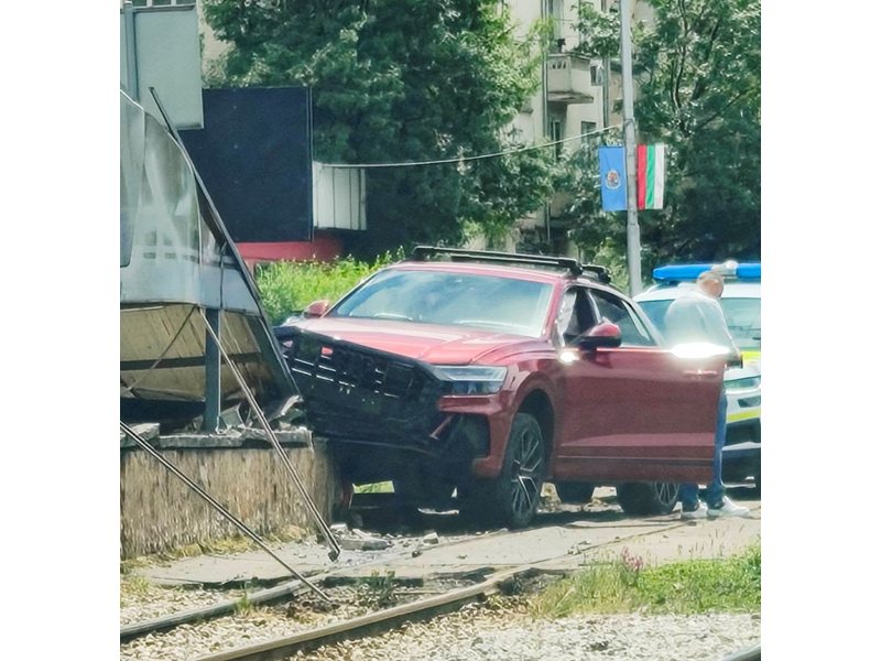 Джип се заби в подлез на бул. България и блокира трамваите