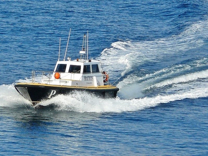 Американската брегова охрана издирва шестима души от повреден кораб след тайфуна "Синлаку"